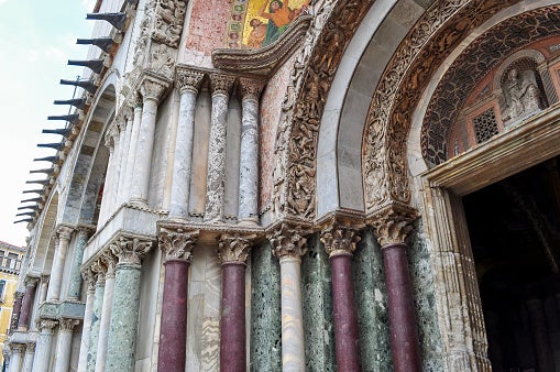 Venecia limita los grupos de turistas con guía a 25 personas y prohíbe el uso de altavoces Venecia limita los grupos de turistas con guía a 25 personas y prohíbe el uso de altavoces