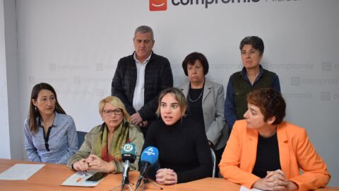 La concejala de Comprom&iacute;s en Alicante, Sara Llobell, con los portavoces de la formaci&oacute;n en l'Alacant&iacute;