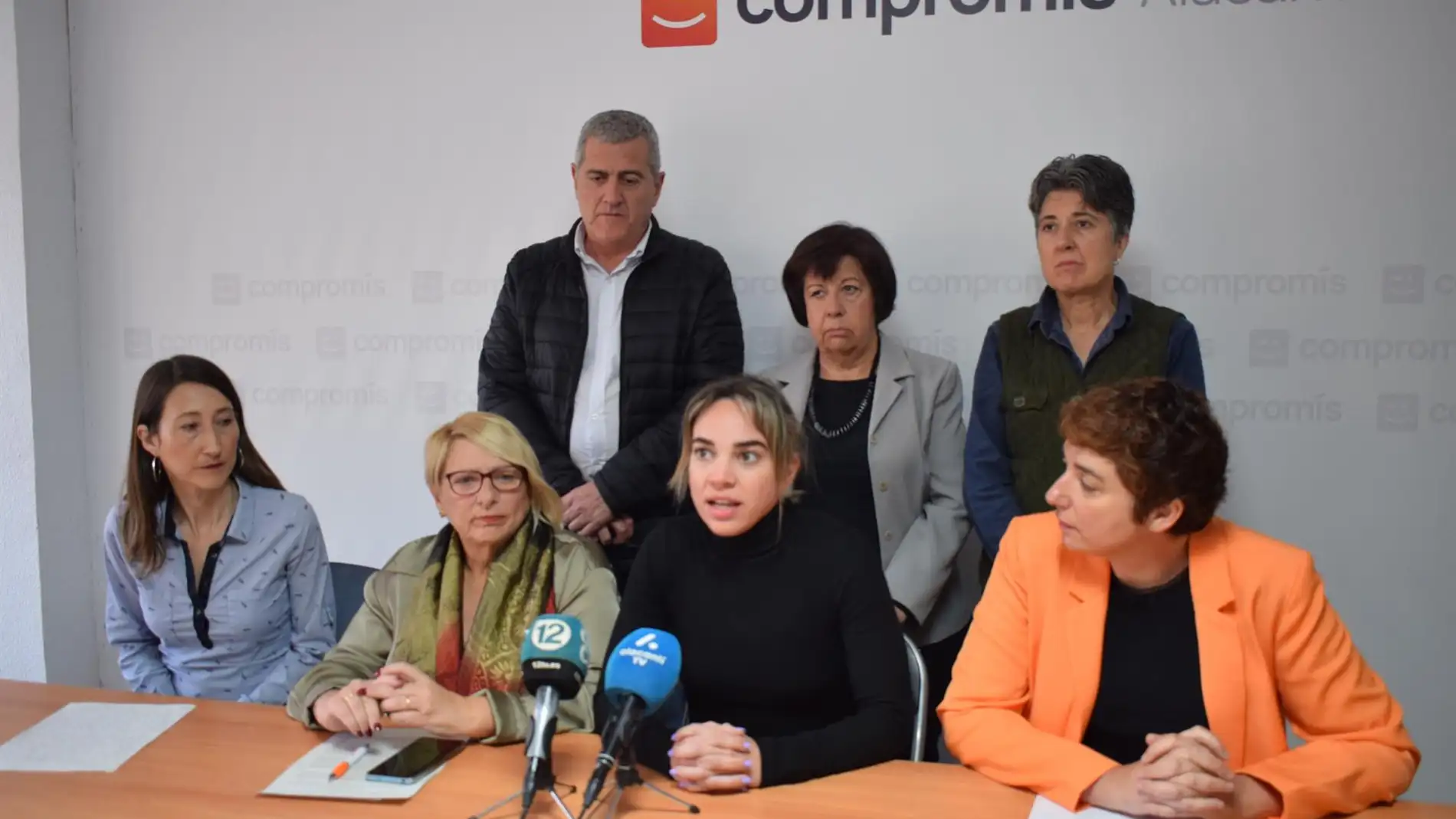 La concejala de Compromís en Alicante, Sara Llobell, con los portavoces de la formación en l'Alacantí