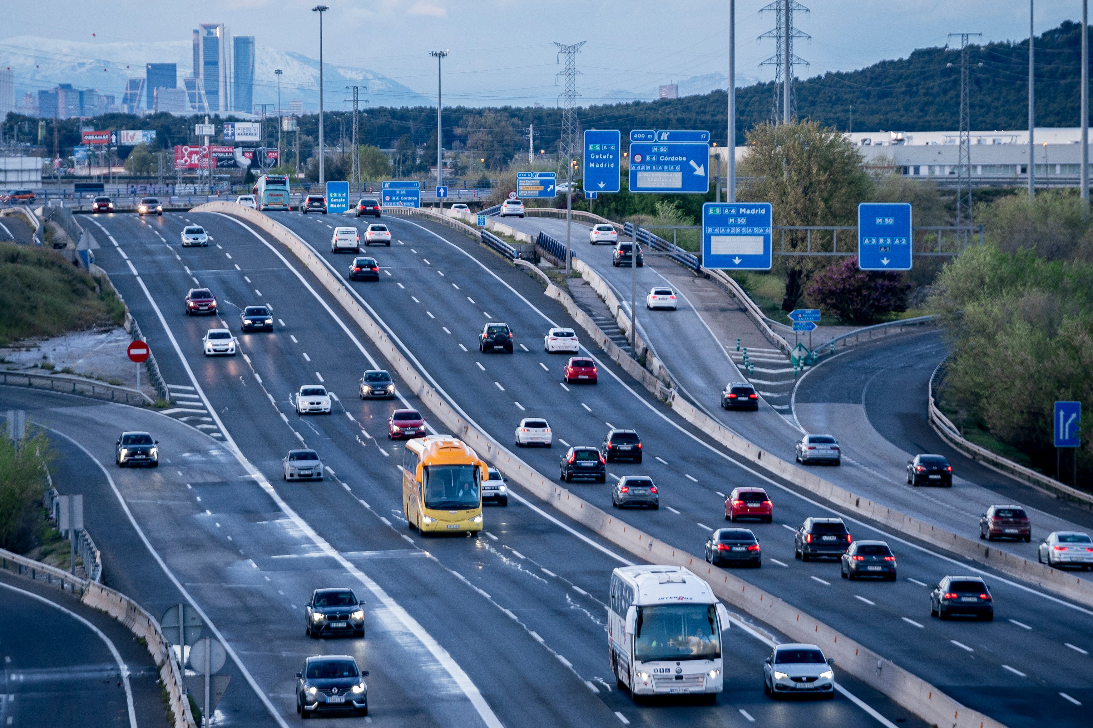 Madrid abre el plazo para cambiar de coche con ayudas de casi 9.000 euros: estos son los requisitos Madrid abre el plazo para cambiar de coche con ayudas de casi 9.000 euros: estos son los requisitos