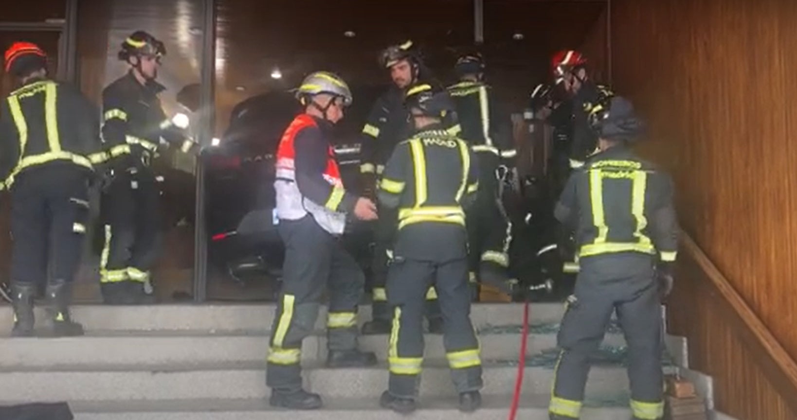 Un vehículo descontrolado sube diez escalones y se estampa contra un portal en el distrito Salamanca Un vehículo descontrolado sube diez escalones y se estampa contra un portal en el distrito Salamanca