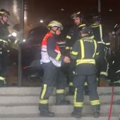 Un vehículo descontrolado sube diez escalones y se estampa contra un portal en el distrito Salamanca 