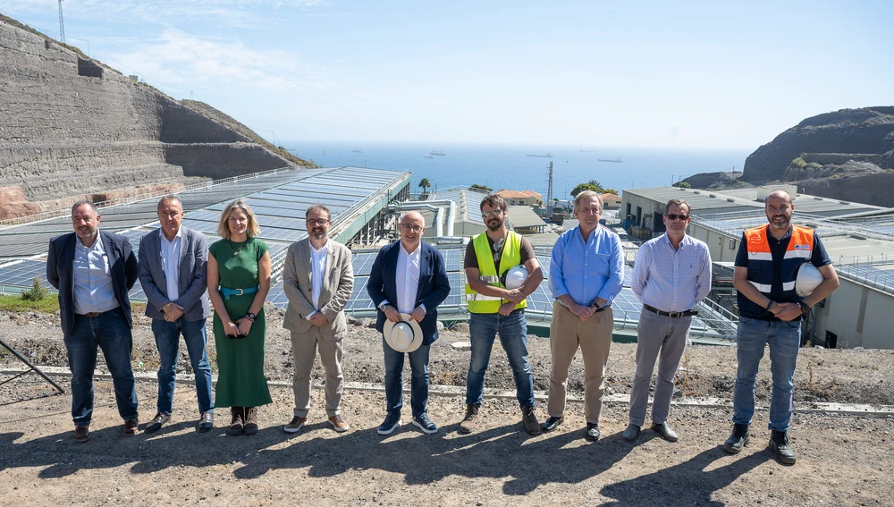 El Presidente del Cabildo de Gran Canaria, Antonio Morales (en el centro del grupo) en la nueva planta solar fotovoltaica del Ecoparque Norte de Salto del Negro,