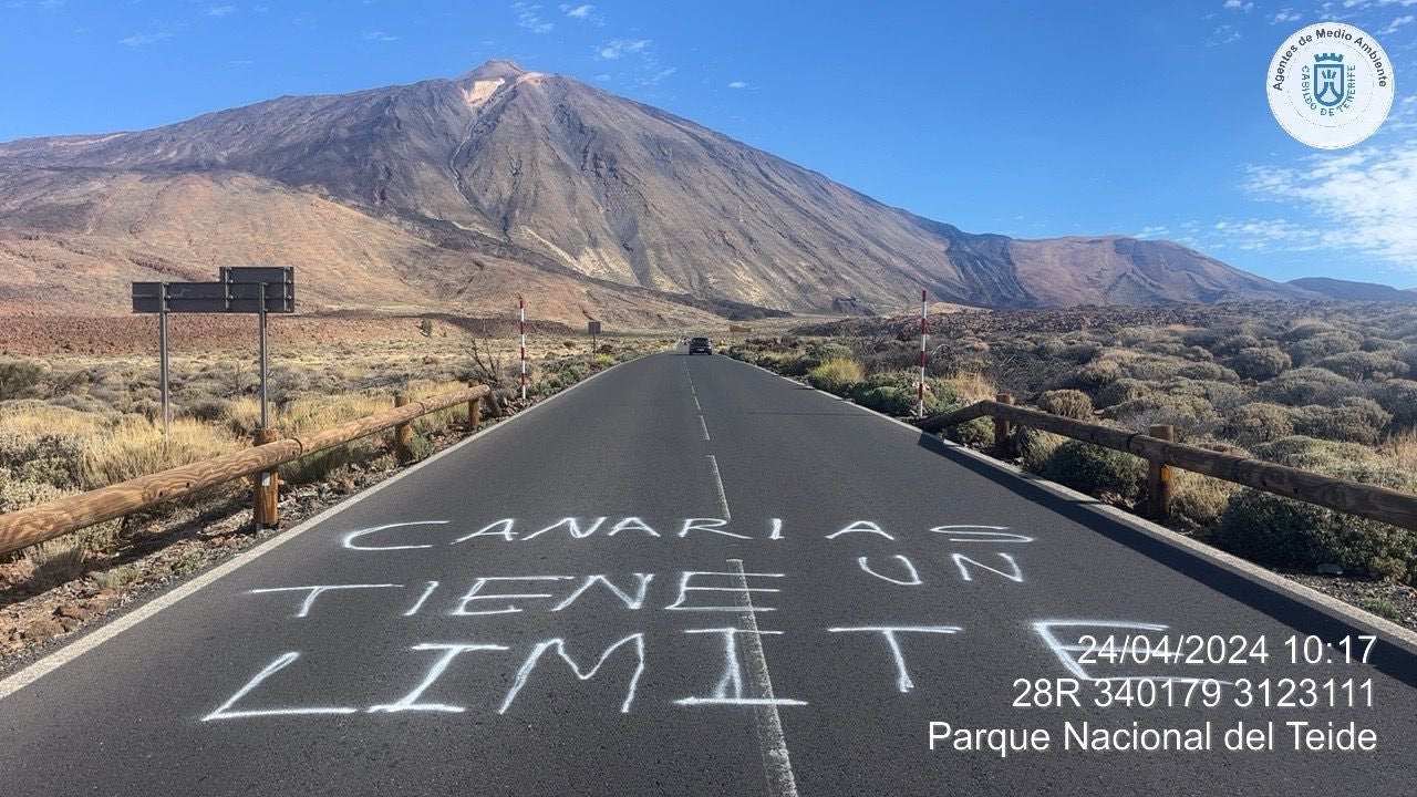 Aparecen pintadas de 'Canarias tiene un límite' en el Parque Nacional del Teide Aparecen pintadas de 'Canarias tiene un límite' en el Parque Nacional del Teide
