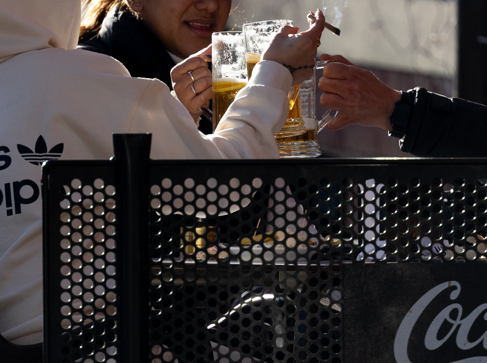 La OMS advierte del consumo de alcohol y el uso de cigarrillos electrónicos entre los adolescentes La OMS advierte del consumo de alcohol y el uso de cigarrillos electrónicos entre los adolescentes