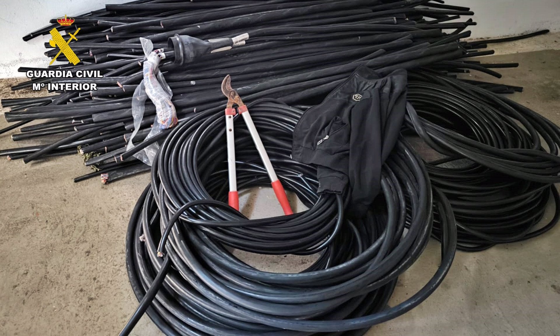 La Guardia Civil detiene a uno de los autores de robo de cable de la línea en Sancti-Spíritu y busca al resto La Guardia Civil detiene a uno de los autores de robo de cable de la línea en Sancti-Spíritu y busca al resto