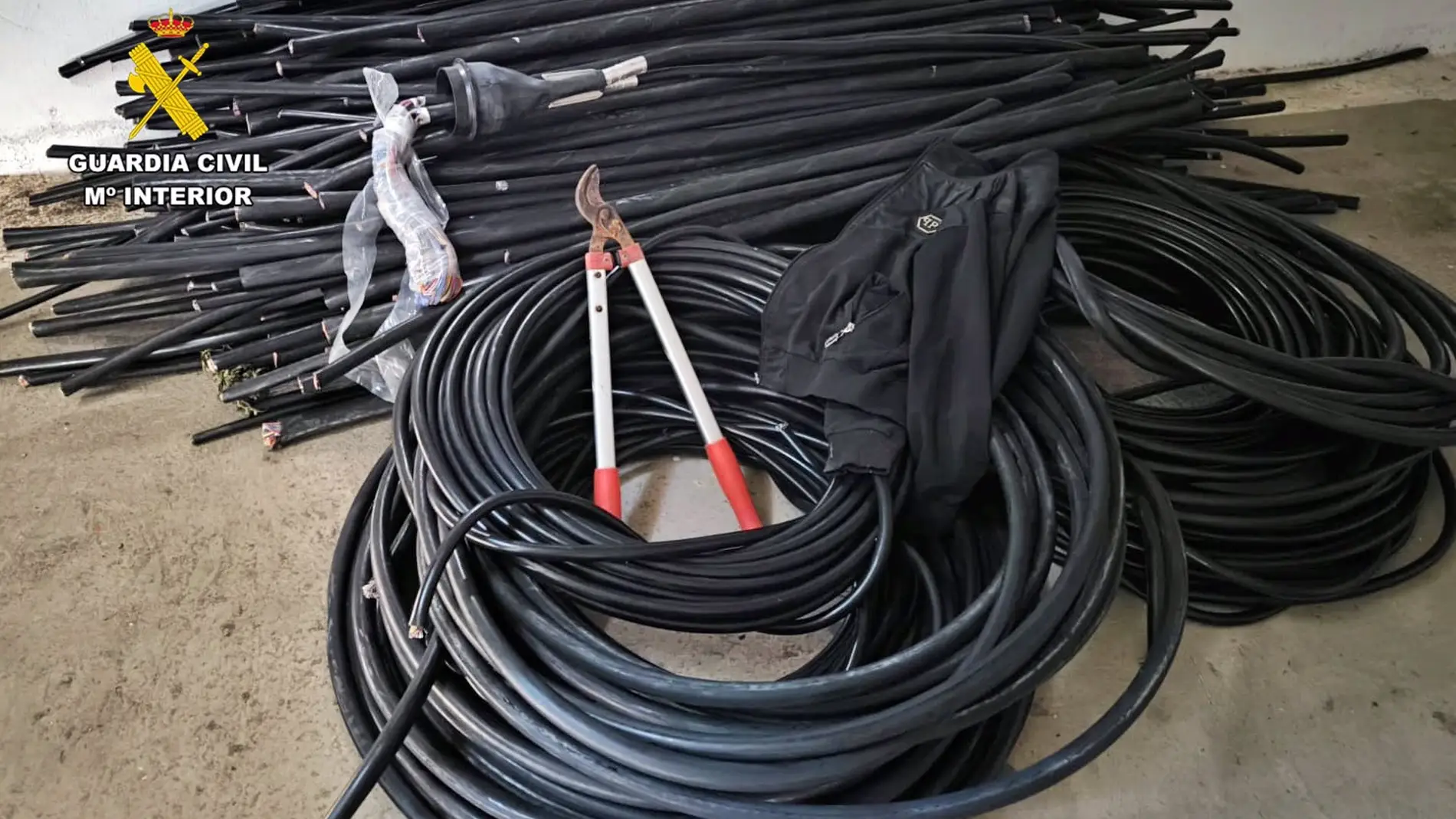 Cables recuperados por la Guardia Civil