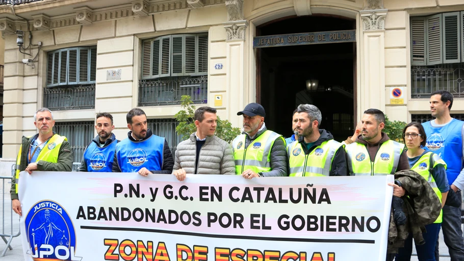 Diversos policies han protestat aquest matí davant la comissaria de Via Laietana