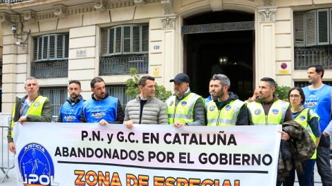 Diversos policies han protestat aquest mat&iacute; davant la comissaria de Via Laietana