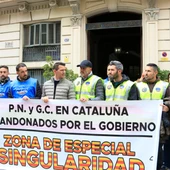 Diversos policies han protestat aquest matí davant la comissaria de Via Laietana Diversos policies han protestat aquest matí davant la comissaria de Via Laietana