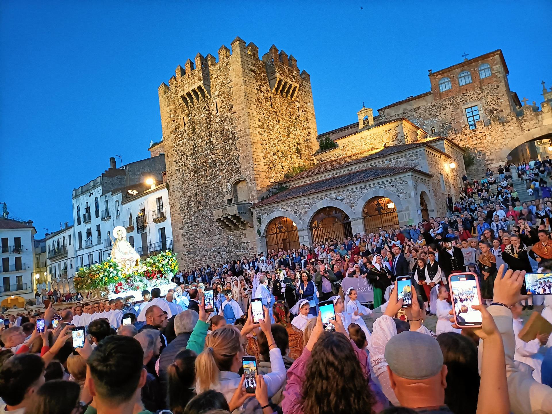 Comienza en Novenario de la Virgen de la Montaña de Cáceres tras la bajada multitudinaria desde su santuario Comienza en Novenario de la Virgen de la Montaña de Cáceres tras la bajada multitudinaria desde su santuario