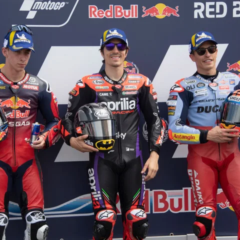 Pedro Acosta, Maverick Viñales y Marc Márquez en un podio de MotoGP