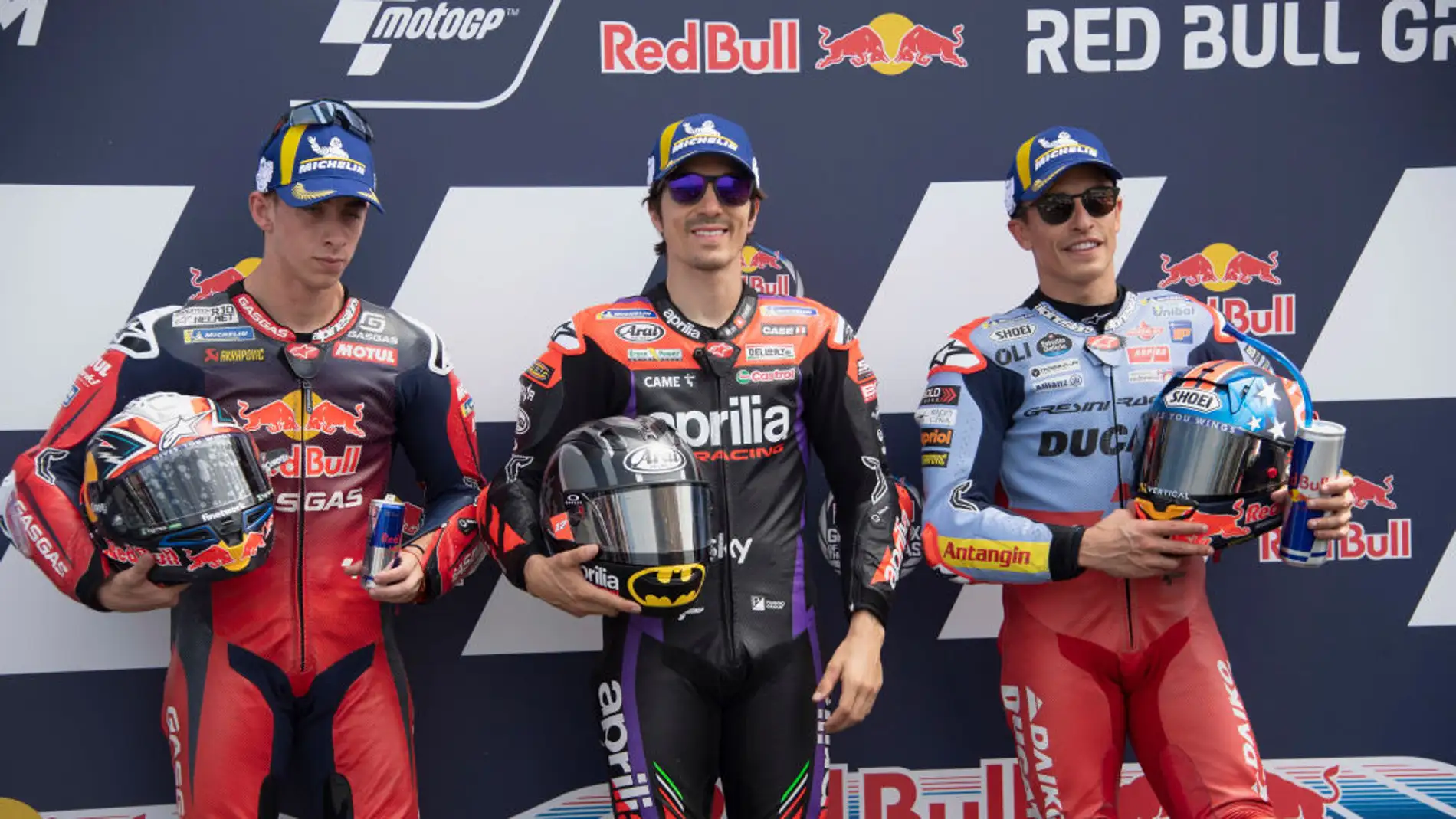 Pedro Acosta, Maverick Viñales y Marc Márquez en un podio de MotoGP