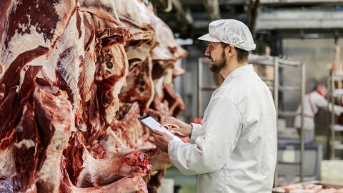 Un veterinario pasando un control alimentario a una carne