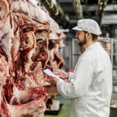 Un veterinario pasando un control alimentario a una carne