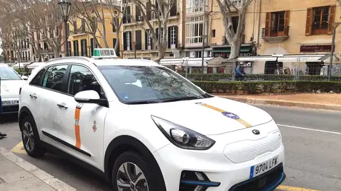 Taxi aparcado en una parada de Palma Taxi aparcado en una parada de Palma