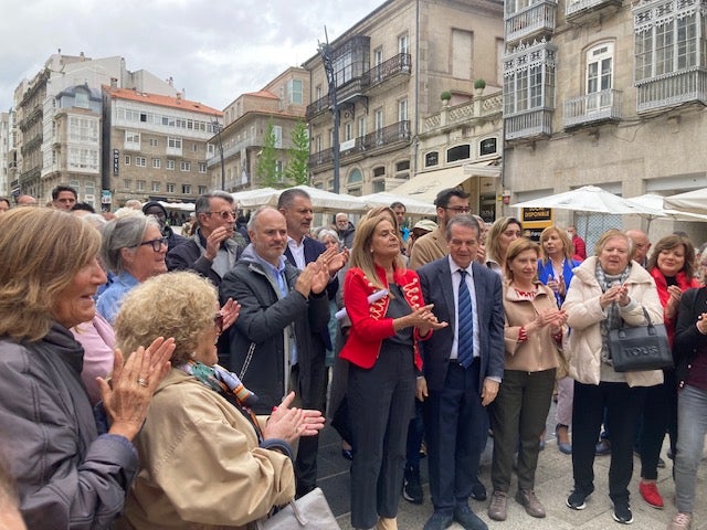 Militantes del PSOE se concentran en Vigo para apoyar a Pedro Sánchez. Militantes del PSOE se concentran en Vigo para apoyar a Pedro Sánchez.
