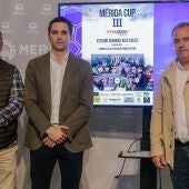 El delegado de Deportes, Toni Marín, acompañado por el director general del Mérida AD, Alejandro Pérez, y el director de la Academia AD Mérida, Luis Miguel Olivar, ha presentado el torneo