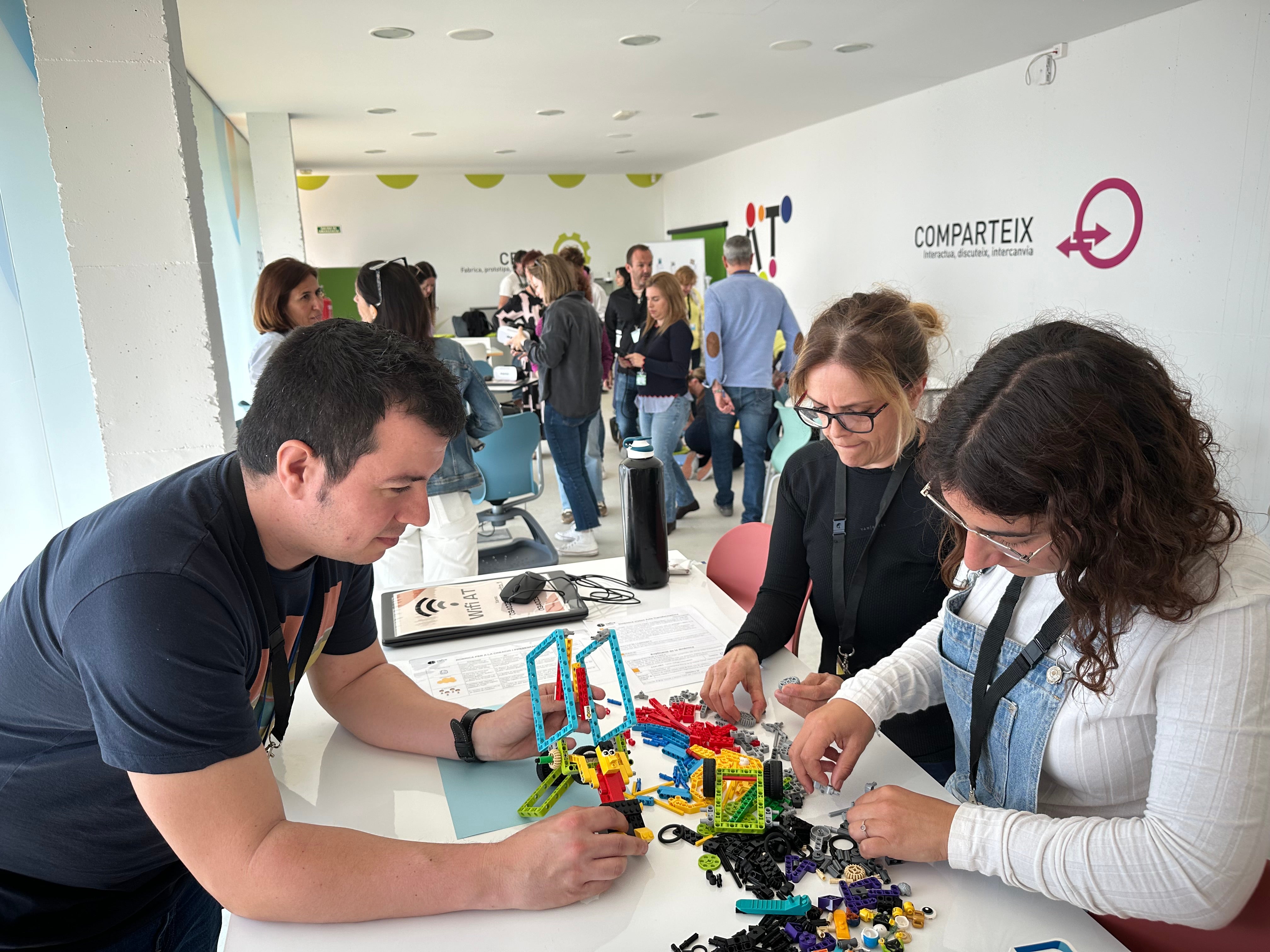 Comienzan las visitas de profesores al 'Aula del futuro' del CEFIRE La Nucía Comienzan las visitas de profesores al 'Aula del futuro' del CEFIRE La Nucía