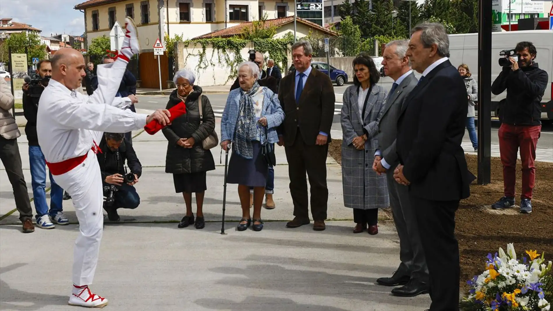 Representantes del Gobierno Vasco en el 87 aniversario del bombardeo