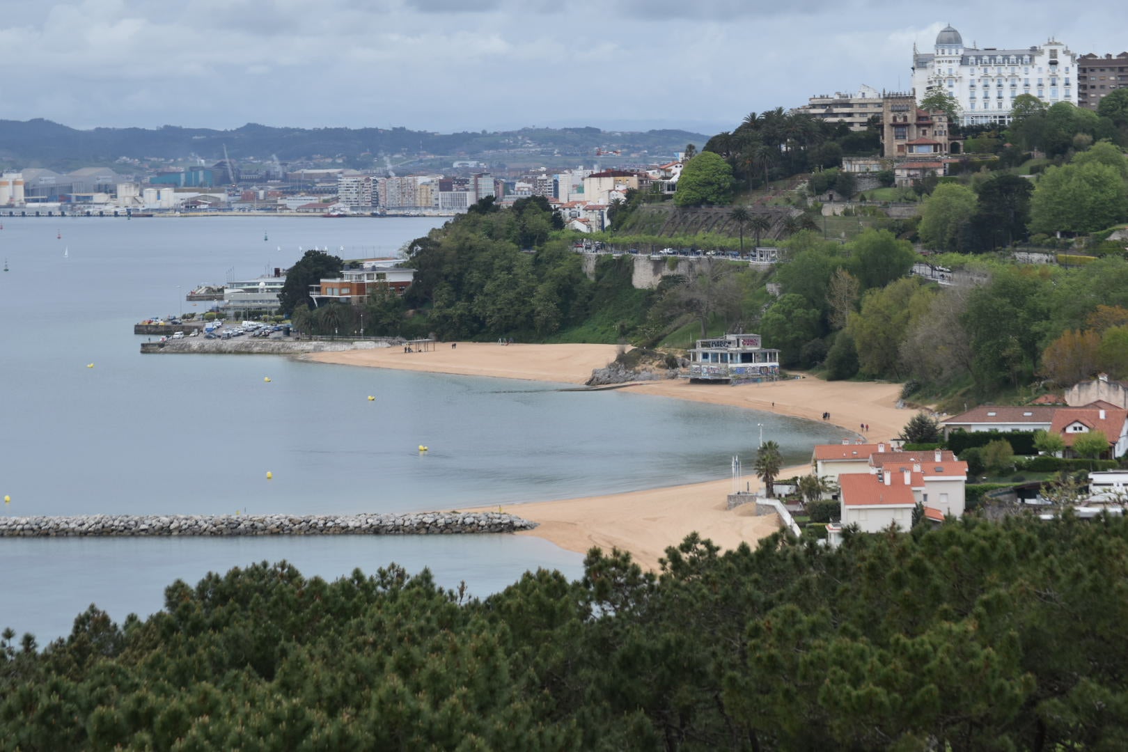 Decano de los arquitectos cántabros: "Si decidimos poner una parte significativa del parque de viviendas para uso turístico, hay que hacer una reflexión completa de las consecuencias" Decano de los arquitectos cántabros: "Si decidimos poner una parte significativa del parque de viviendas para uso turístico, hay que hacer una reflexión completa de las consecuencias"
