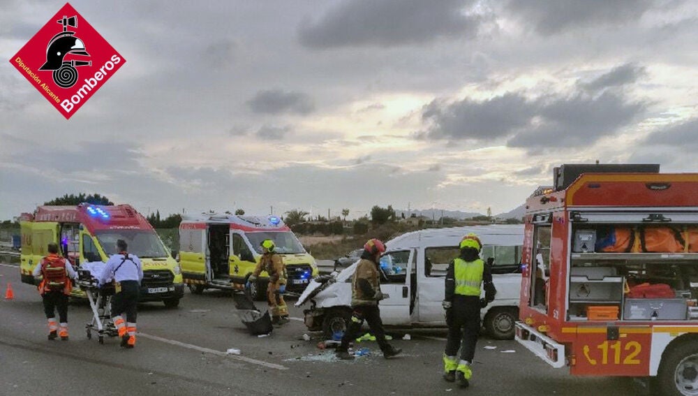Efectos de los servicios de emergencia en el accidente de circulación de la A-7 a su paso por Elche.