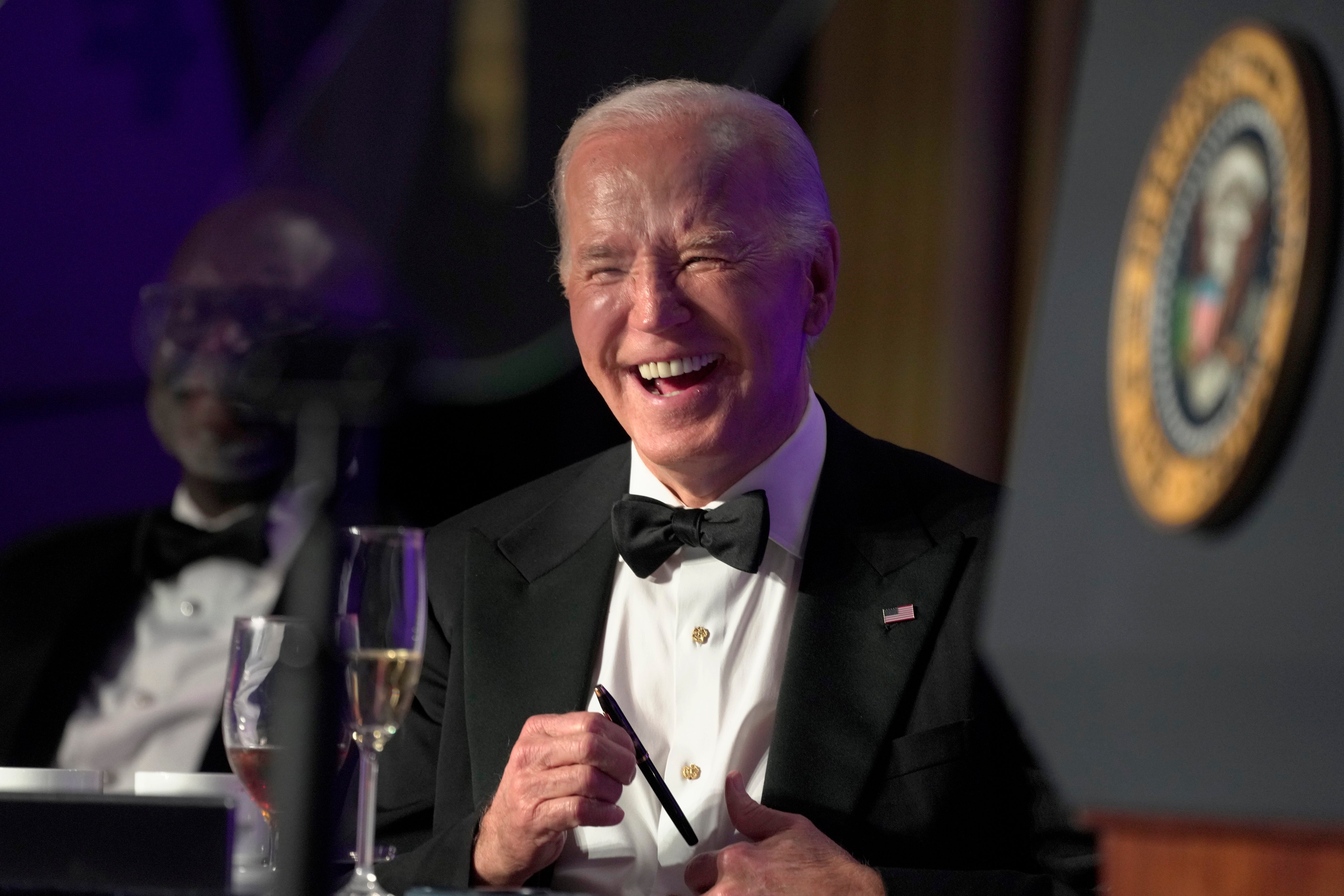 Biden se ríe de Trump en la cena de corresponsales: "Soy un adulto que se presenta contra un niño de seis años" Biden se ríe de Trump en la cena de corresponsales: "Soy un adulto que se presenta contra un niño de seis años"
