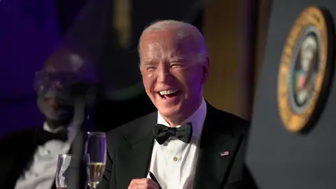 Joe Biden sonríe durante la cena de corresponsales Joe Biden sonríe durante la cena de corresponsales