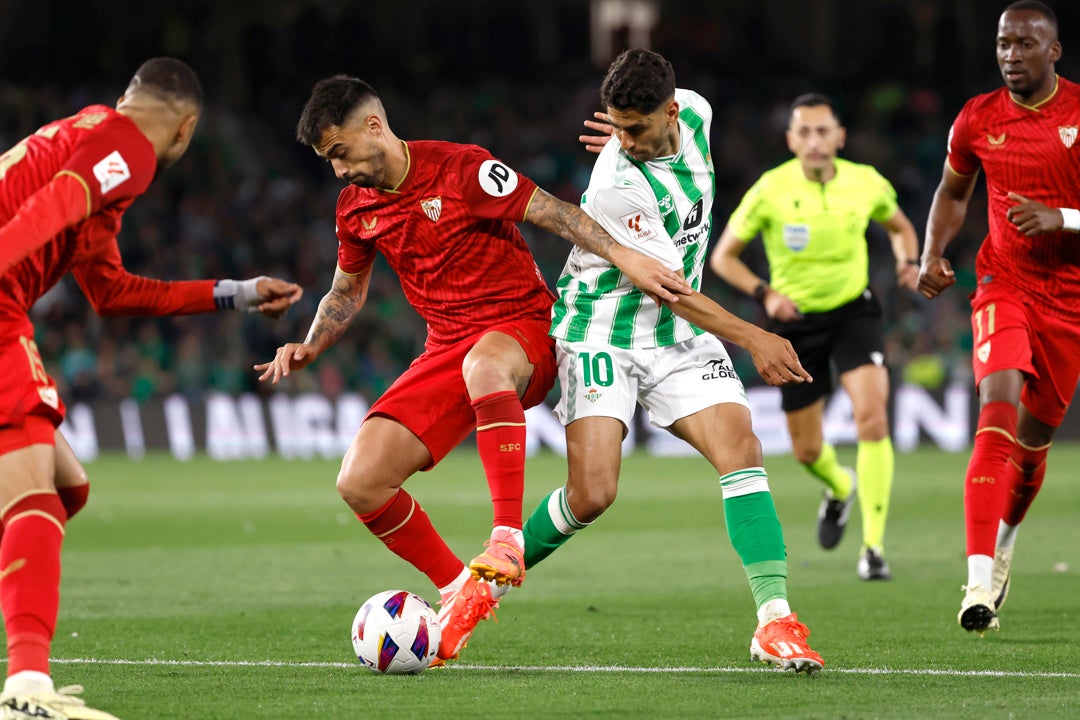 Betis y Sevilla empatan un derbi que ralentiza la escalada bética hacia Europa Betis y Sevilla empatan un derbi que ralentiza la escalada bética hacia Europa