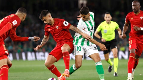 El centrocampista del Betis Ayoze Pérez pelea un balón con Jesús Fernández &#39;Suso&#39;, del Sevilla,