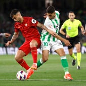 El centrocampista del Betis Ayoze Pérez pelea un balón con Jesús Fernández 'Suso', del Sevilla,