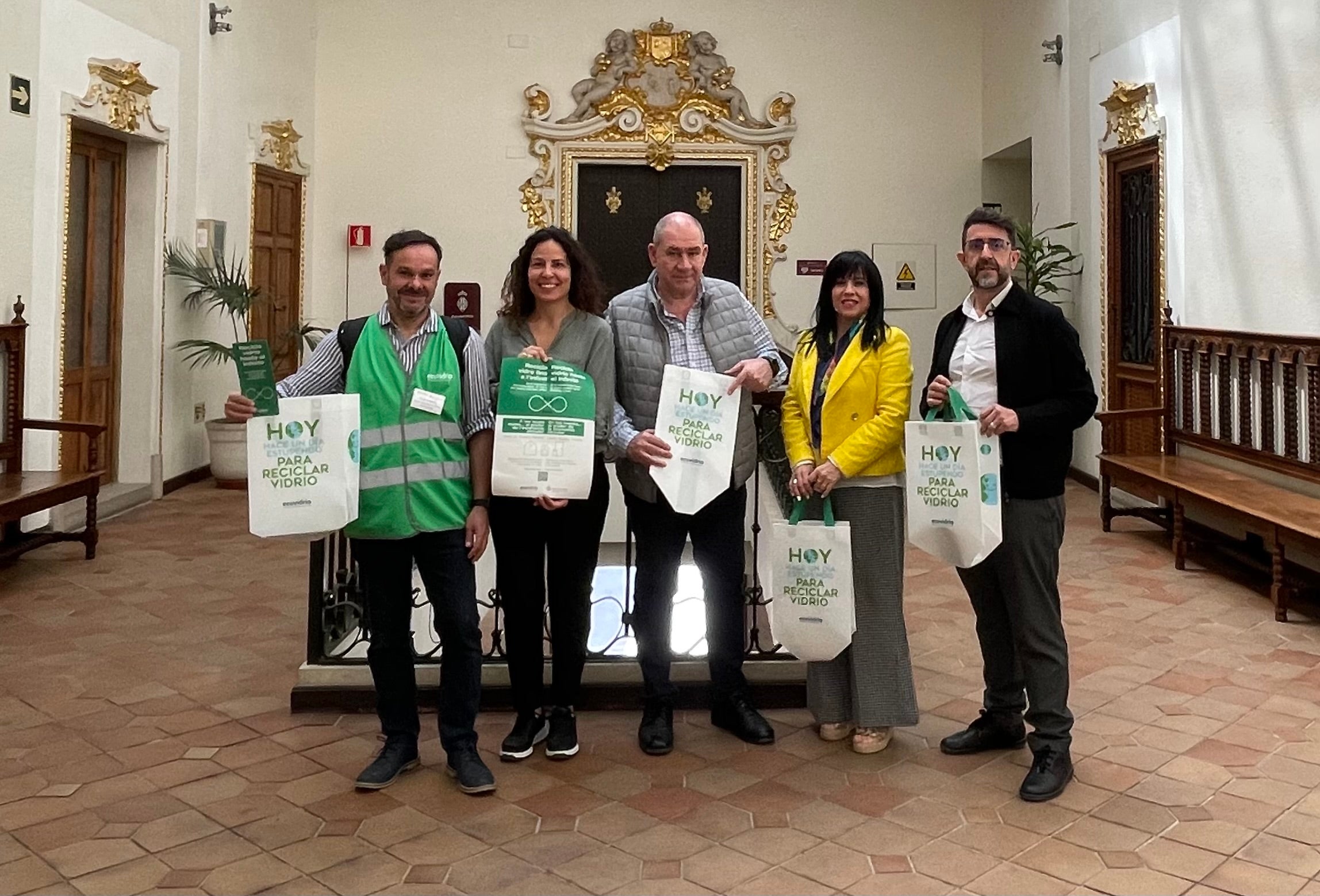 Alzira potenciará la recogida de vidrio en la zona centro Alzira potenciará la recogida de vidrio en la zona centro