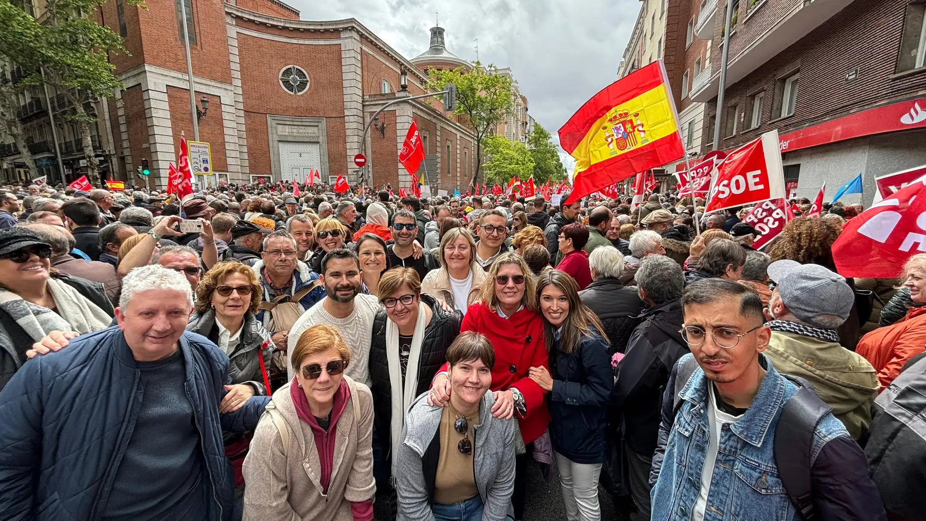 Miembros del PSPV-PSOE Provincia de Castelló en una manifestación de apoyo a Pedro Sánchez 