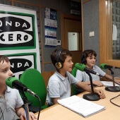 Los alumnos finalistas del concurso ‘El Redín Declama’, graban un podcast con sus declamaciones en Onda Cero Navarra