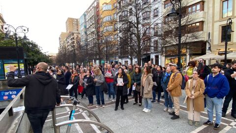David Alonso ejerciendo de gu&iacute;a por Gij&oacute;n