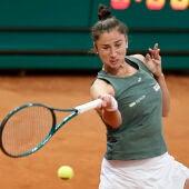 Sara Sorribes devuelve la bola durante un partido en el Madrid Open. 
