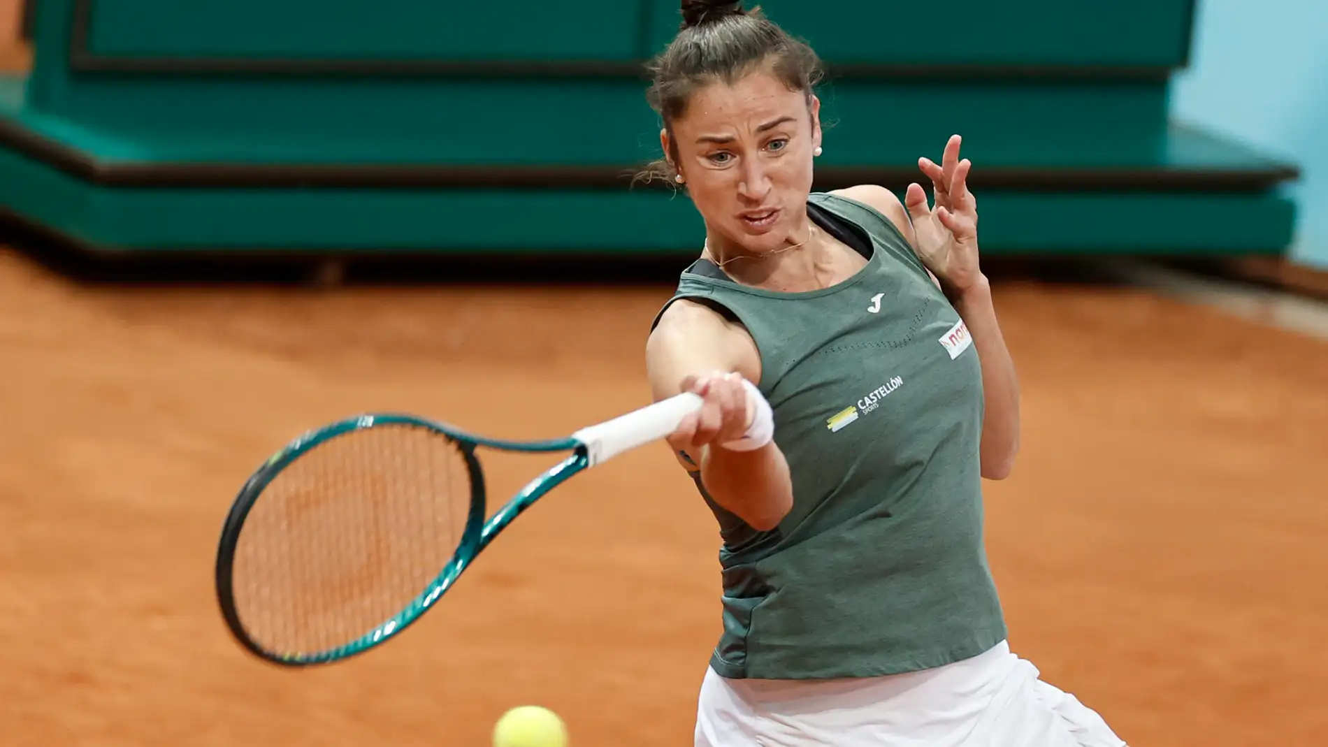 Sara Sorribes devuelve la bola durante un partido en el Madrid Open. 