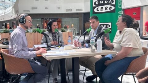 Julio S&aacute;nchez, gerente del centro comercial Alcal&aacute; Magna, y Paula Villena, neuropsic&oacute;loga de la Federaci&oacute;n Madrile&ntilde;a de Autismo en M&aacute;s de uno Alcal&aacute;