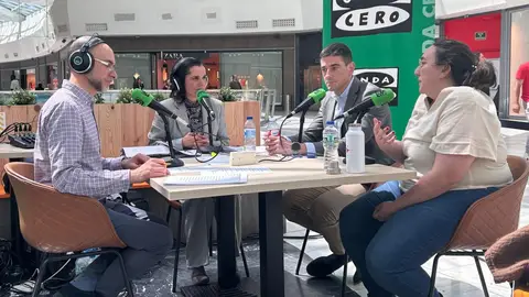 Más de uno Alcalá desde el centro comercial Alcalá Magna Julio Sánchez, gerente del centro comercial Alcalá Magna, y Paula Villena, neuropsicóloga de la Federación Madrileña de Autismo en Más de uno Alcalá