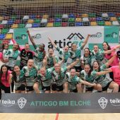 La plantilla del Atticgo Club Balonmano Elche celebra su pase a la final de la EHF European Cup