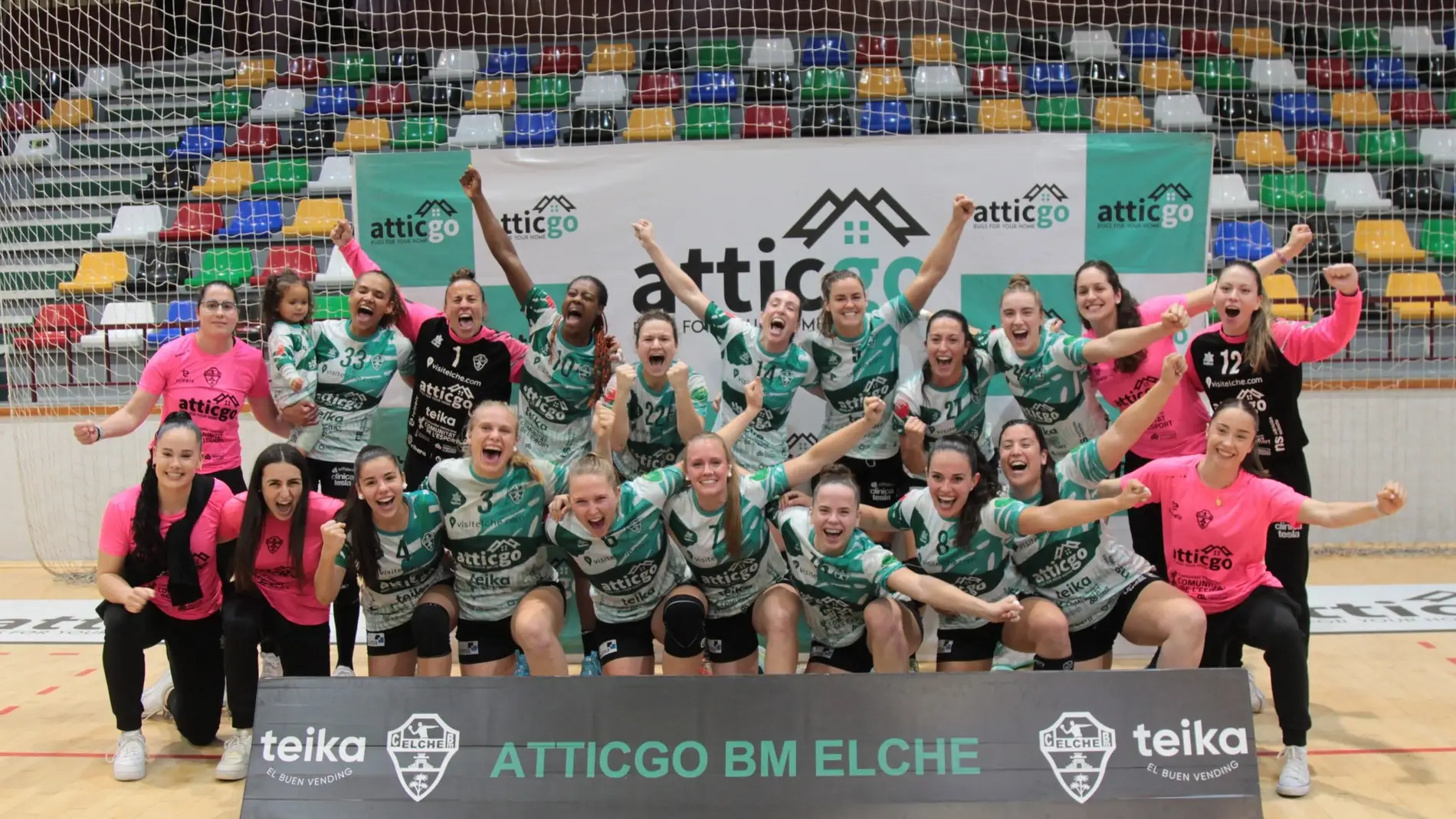 La plantilla del Atticgo Club Balonmano Elche celebra su pase a la final de la EHF European Cup