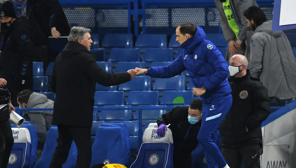 Ancelotti y Tuchel se saludan antes de un Chelsea - Everton