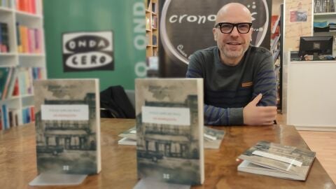 Diego Ameixeiras na presentación na librería Cronopios de Pontevedr