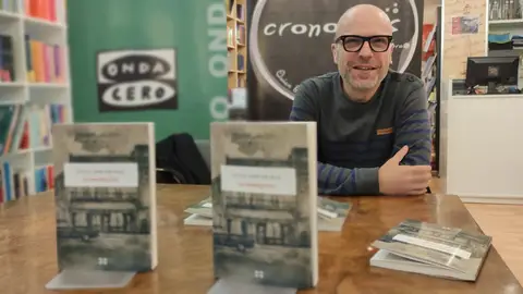 Diego Ameixeiras na presentación na librería Cronopios de Pontevedr Entre micros e libros de Más de Uno Pontevedra