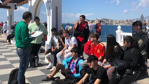 Alumnos del IES Bernat d'en Sarrià iniciando la Ruta Literaria de Benidorm. Alumnos del IES Bernat d'en Sarrià iniciando la Ruta Literaria de Benidorm.