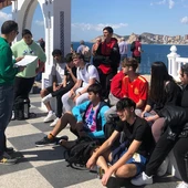Alumnos del IES Bernat d'en Sarrià iniciando la Ruta Literaria de Benidorm. Alumnos del IES Bernat d'en Sarrià iniciando la Ruta Literaria de Benidorm.