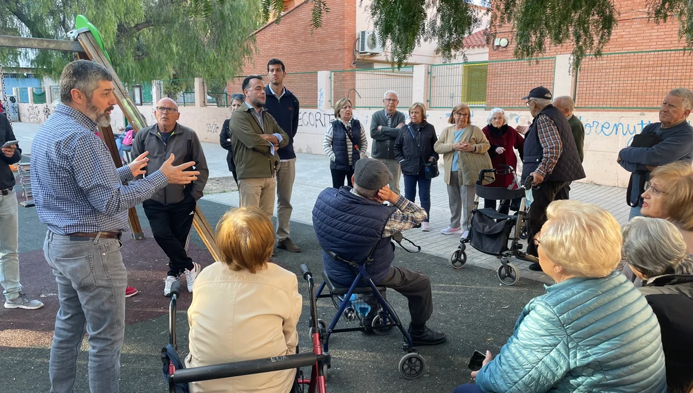 Iniciativa Porteña se reúne con los vecinos de la Plaza Ibérica Iniciativa Porteña se reúne con los vecinos de la Plaza Ibérica