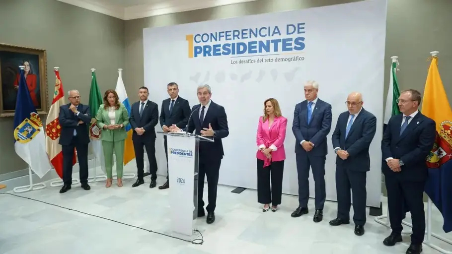El presidente de Canarias Fernando Clavijo (c) comparece en rueda de prensa flanqueado por los presidentes de los cabildos El presidente de Canarias Fernando Clavijo (c) comparece en rueda de prensa flanqueado por los presidentes de los cabildos