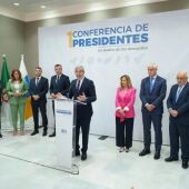 El presidente de Canarias Fernando Clavijo (c) comparece en rueda de prensa flanqueado por los presidentes de los cabildos
