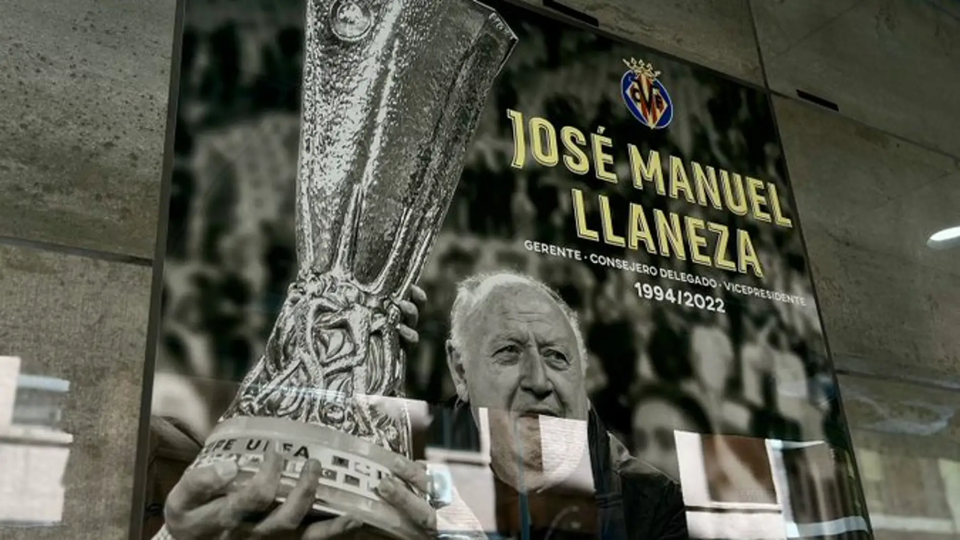 Azulejo en homenaje a José Manuel Llaneza
